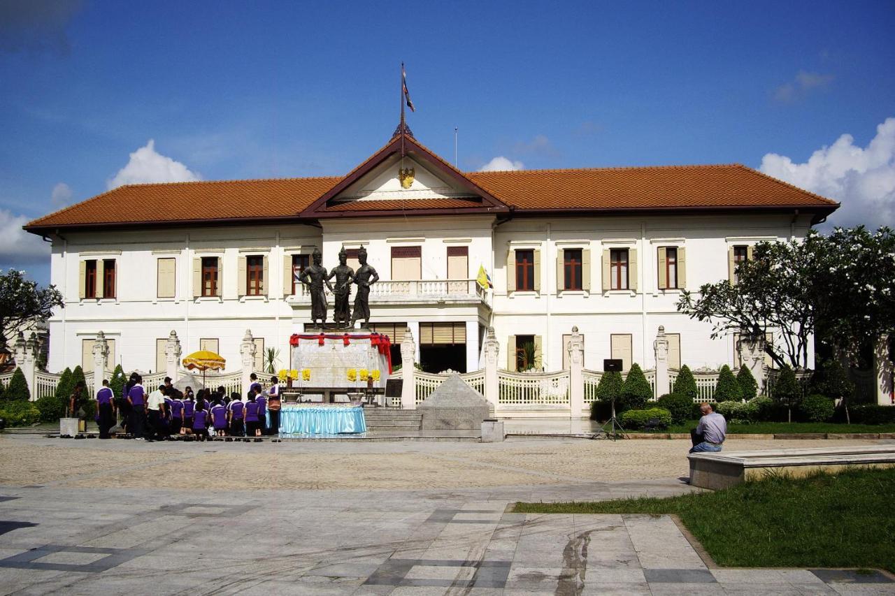 Oyo 677 Le Loftel Hostel Chiang Mai Bagian luar foto