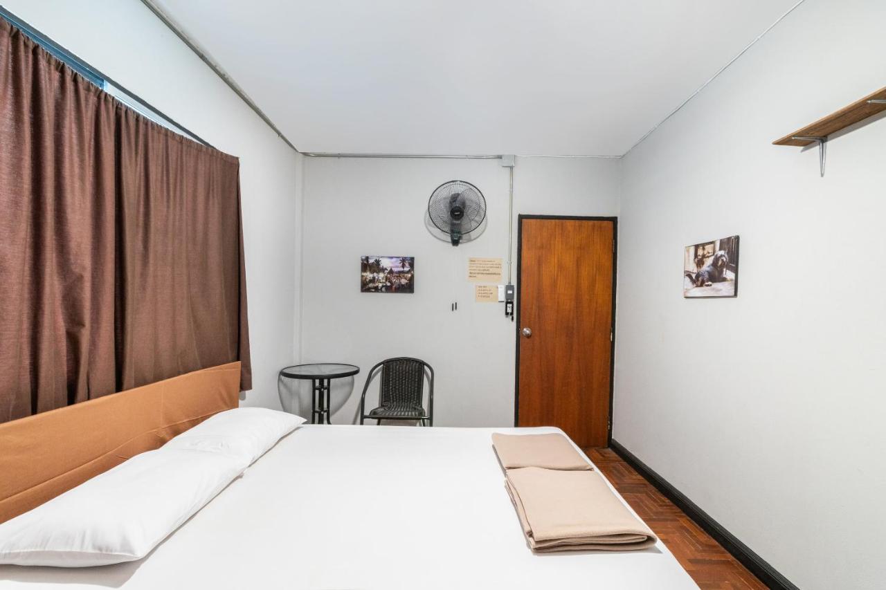 Oyo 677 Le Loftel Hostel Chiang Mai Bagian luar foto